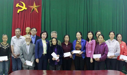Đoàn ĐBQH TP.Hà Nội trao quà cho các hộ gia đình khó khăn tại xã Tản Lĩnh